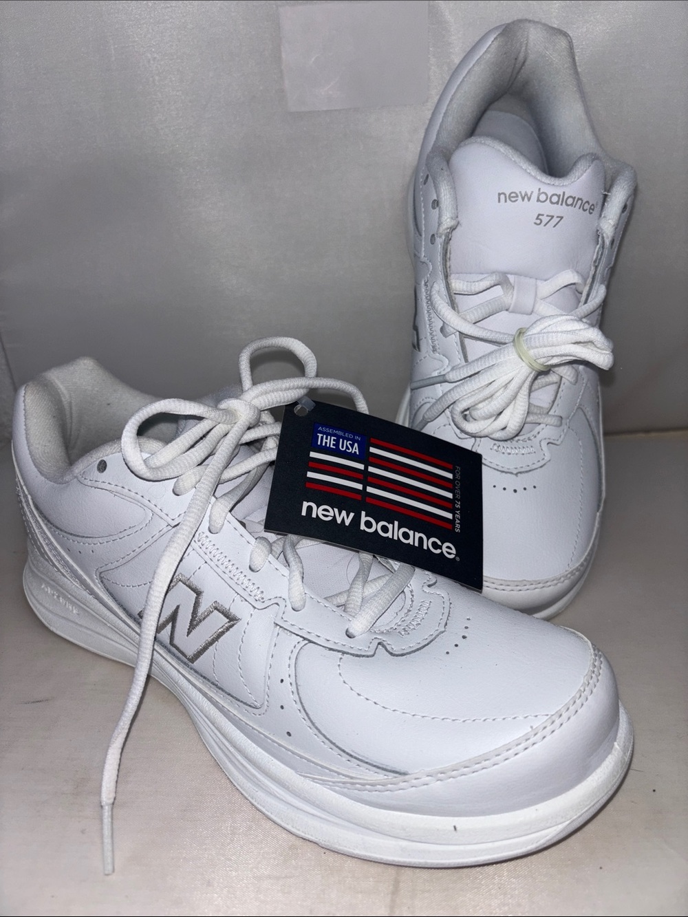 New Balance 577v1 walking DSL2 Sneakersshoes featuring a clean leather upper. 9